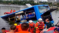 مقتل 21 شخصا إثر سقوط حافلة في بحيرة غربي الصين