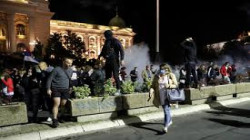 صربيا.. محتجون يقتحمون البرلمان احتجاجا على إغلاق مزمع للعاصمة بسبب كورونا