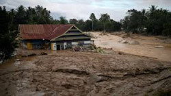  مصرع  30 شخصا وتشريد المئات جراء السيول في إندونيسيا