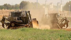 قوات الاحتلال تتوغل شمال قطاع غزة وتجرف أراضي الفلسطينيين