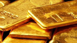 سعر الذهب يستقر قرب مستويات قياسية