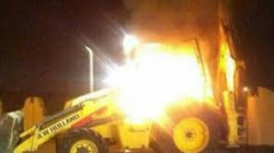 مستوطنون يحرقون جرافة ويخطون شعارات عنصرية جنوب نابلس