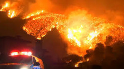 رجال الإطفاء يعجزون عن وقف زحف الحرائق في كاليفورنيا
