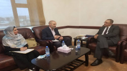 وزير المياه والبيئة يبحث مع الصليب الأحمر توسيع مجالات التعاون