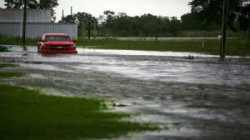 الإعصار لورا يجتاح سواحل لويزيانا وخبراء يحذرون من جدار مائي