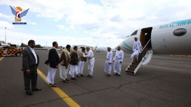 Die omanische Delegation kommt in Begleitung des Leiters der nationalen Delegation am Flughafen Sana'a an