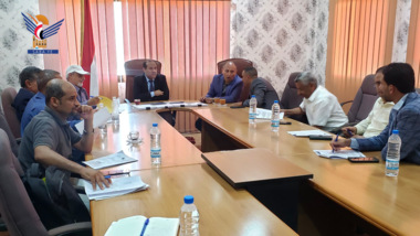 Meeting headed by Minister Al-Bukhaiti discusses preparations for starting production of electric poles