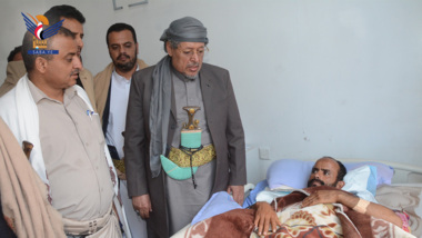 Im Auftrag von Präsident Al-Mashat besucht Al-Qaisi die Verletzten des unglücklichen Unfalls in Harf Sufyan