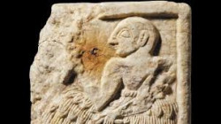 بريطانيا تسلم العراق لوحة سومرية تعود لعام 2400 قبل الميلاد
