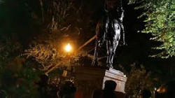 ترامب ينعت متظاهرين أسقطوا تمثالي لينكولن وروزفلت في بورتلاند بـ