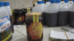 مكتب الصناعة بتعز يغلق معملاً لصناعة العسل المغشوش