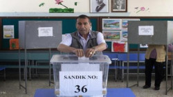 القبارصة الأتراك يدلون بأصواتهم في جولة الإعادة لانتخاب رئيس جديد