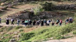 مستوطنون صهاينة يطردون المزارعين الفلسطينيين من أراضيهم شرق نابلس