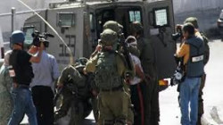 الاحتلال الإسرائيلي يعتقل 3 فلسطينيين من رام الله وينصب حواجز عسكرية في الخليل