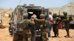 الاحتلال الإسرائيلي يعتقل 16 فلسطينياً من الضفة الغربية بينهم فتاة ويغلق حاجز قلنديا