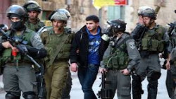 الاحتلال الإسرائيلي يعتقل 12 فلسطينياً من الضفة والقدس ويتوغل جنوب قطاع غزة