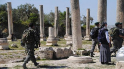 مستوطنون صهاينة يقتحمون الموقع الأثري في سبسطية
