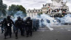 شرطة باريس تستخدم الغاز المسيل للدموع لمواجهة محتجين ضد عنف الشرطة الفرنسية