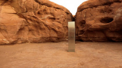 هيكل معدني يظهر ويختفي بشكل غامض في صحراء يوتا الأمريكية