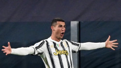 البرتغالي رونالدو يفوز بجائزة أفضل لاعب في 
