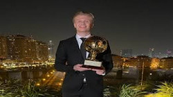 اللاعب النرويجي هالاند يتسلم جائزة 
