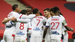 ليون يتصدر الدوري الفرنسي مؤقتا بفوزه على نيس 4-1 ومرسيليا يتعثر