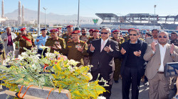 رئيس الوزراء يضع إكليلين من الزهور على ضريح الشهيد الصماد وشهداء روضة الخمسين