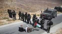 الاحتلال يحاصر قرية دير نظام شمال رام الله ويعتقل 15 فلسطينيا
