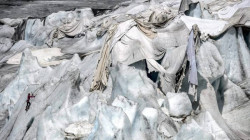 علماء صينيون يغطون الأنهار الجليدية ببطانيات عملاقة لإبطاء الذوبان