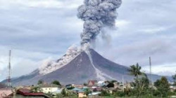 بركان جبل ميرابي في إندونيسيا يطلق سحبا ساخنة