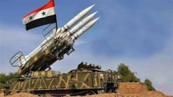 الجيش السوري يتصدى لعدوان إسرائيلي في محيط حماة وتسقط معظم الصواريخ المعادية