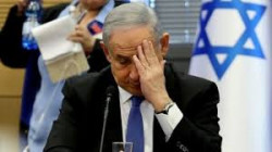 نحو 50 مسئولا سابقا يقدمون التماسا للتحقيق مع رئيس وزراء الكيان الصهيوني