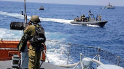 زوارق الاحتلال تستهدف مراكب الصيادين الفلسطينيين ببحر غزة