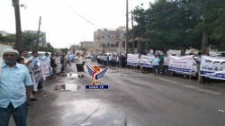 وقفة لكهرباء الحديدة وملاك المولدات الخاصة تنديداً باحتجاز سفن الوقود
