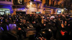 تجدد المواجهات بين محتجين والشرطة في إسبانيا لليلة الخامسة