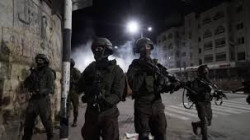 الاحتلال يشن حملة إعتقالات ومداهمات وإعتداءات في مختلف مناطق فلسطين
