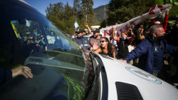 محتجون يرشقون سيارة رئيس الأرجنتين بالحجارة