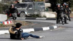 الاحتلال الإسرائيلي يعتدي على عائلة فلسطينية ويعتقل آخرين خلال مداهمات بالضفة والقدس
