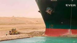 حركة الملاحة في قناة السويس لا تزال متوقفة وبطء في النقل البحري العالمي