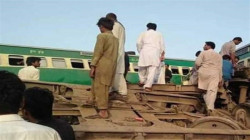 مصرع وإصابة 17 شخصاً جراء تصادم قطار مع حافلة في باكستان