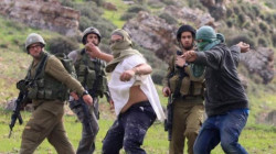 إصابة شاب فلسطيني وتحطيم مركبة جراء اعتداء للمستوطنين غرب سلفيت
