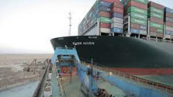 مصر والعالم يسابقون الزمن لإعادة تعويم السفينة الجانحة في قناة السويس