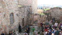 مستوطنون صهاينة يقتحمون مبنى البرج الأثري في السموع جنوب الخليل