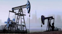 أسعار النفط تهبط بعد مكاسب سابقة مدعومة من قرار 