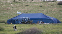 مستوطنون ينصبون خيمة في قصرة جنوب نابلس وآخرون يعتدون على مركبة في سلفيت