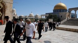 مئات المستوطنين يجددون اقتحام الأقصى والاحتلال يخطر بوقف بناء وهدم 13 منزلا في نابلس