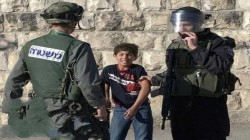 شرطة الاحتلال تعتقل طفلاً مقدسياً وتعتدي على المارة قرب باب العامود بالقدس المحتلة