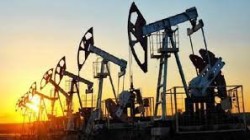 النفط يواصل خسائره لليوم الثالث بفعل زيادة المخزونات الأمريكية 