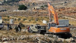 الاحتلال الإسرائيلي يجرف أراضي الفلسطينيين في دير قديس ونعلين غرب رام الله