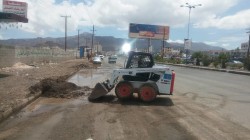 صندوق النظافة بصنعاء ينفذ أعمال طارئة لرفع مخلفات سيول الأمطار
